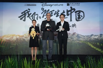 左至右：《我们诞生在中国》中文版配音演员周迅、迪士尼金牌制片人罗伊•康利、影片导演陆川畅聊幕后故事