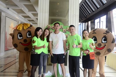 重庆江北希尔顿逸林酒店总经理陈俊先生（右三）与会员客人欢庆“Chocolate Chip Cookie Day”