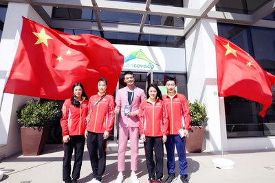 “小包总”杨烁探访奥运村传递自信力量，为中国跳水队加油助威
