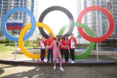 自然堂助威特使“小包总”杨烁在奥运村为中国跳水队加油