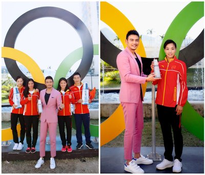 奥运村五环标志下“小包总”将“自然堂能量瓶”传递给中国跳水队