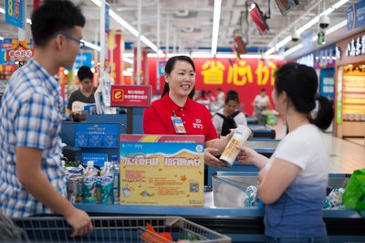 沃尔玛中国宣布全面提升顾客服务，将微信支付接入全国400多家门店，为消费者提供方便快捷的支付方式。