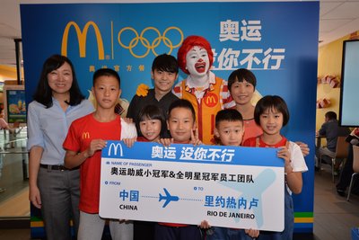7月31日，麦当劳叔叔在麦当劳上海星空广场餐厅欢送奥运助威小冠军启程前往里约