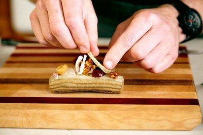 甜品大厨Johnny Iuzzini以中国传统七夕为创作灵感，为艾美大中华区酒店创作的红豆手指泡芙