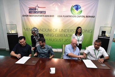 Johor Motorsports Sdn Bhd and APCB signing the Memorandum of Understanding.