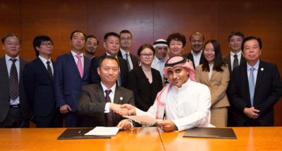 中以集团董事长符光华（前排左）和沙特投资银行家阿卜杜勒.马利克.艾姆盖仑（前排右）在论坛迪拜分会场签署《战略合作协议》，后排右六为沙特著名投资银行家阿卜杜拉