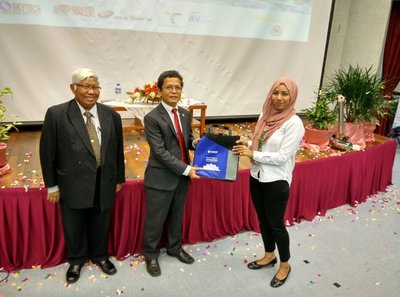 Ahli Lembaga Kongres Kejuruteraan UIAM menyampaikan cenderamata sebagai tanda penghargaan kepada Nadiah Abdullah, Pengurus Penyelidik Asia Plantation Capital Berhad.