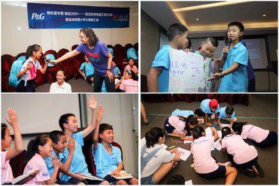 中国社会科学院新闻与传播研究所教授媒介传播与青少年发展研究中心主任卜卫在给孩子们授课