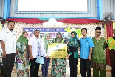 Representatives from Asia Plantation Capital Berhad, Sekolah Menengah Kebangsaan (SMK) Pasir Gudang and Yb Pn Hajjah Normala Abdul Samad, mark the launch of the 'Green School Programme'.