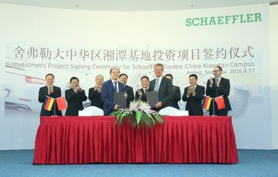 Witnessed by Dr. Zhang Yilin (right 4th in the rear), CEO Schaeffler Greater China, and Zhang Jianfei (left 4th in the rear), Vice Governor of Hunan Province, the investment agreement was signed by Guenther Werner (right in the front), Schaeffler Greater China COO, and Sun Yinsheng (left in the front), Party Secretary of Xiangtan Economic and Technology Development Zone of Hunan province.