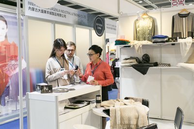 Business discussion between cashmere buyer and Cashmere World exhibitor