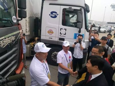 中国交通运输部副部长刘小明在联合卡车前看望卡车司机，并向卡车司机问好