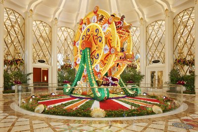 创作灵感源于黄金年代，“摩天轮”采用了超过103,000朵花及超过五公吨的重量，其制作本身已是一项惊人壮举。