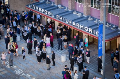 毕业生们相聚利物浦地标Philharmonic Hall，等待着毕业典礼的开始