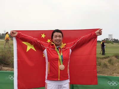 别克高尔夫代言人冯珊珊获得中国高尔夫首枚奥运奖牌