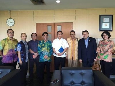 Menkominfo Rudiantara (baju putih) bersama Ketua BPP Perhumas Agung Laksamana (kedua kanan) dan jajaran pengurus setelah audiensi terkait rencana KNH 2016 di Kantor Kementerian Kominfo, Jakarta, baru-baru ini. (Sumber: Perhumas)