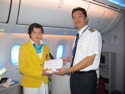 带队机长把附有国航总裁宋志勇贺信的凤凰知音奥运定制版金卡送到奥运健儿手中，以表达国航对于奥运精神的敬意。
