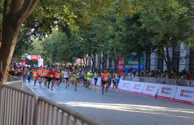 首届哈尔滨马拉松就吸引到3万名跑者，与别克一起“领跑哈尔滨”