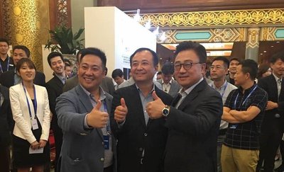 图（从左至右）：乐语总裁朱伟、三星中国总裁裴敬泰、三星手机全球总裁高东真