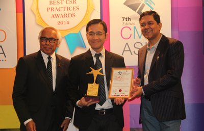 Mr. Chong Wai Yen, Managing Director, UTC Climate, Controls & Security Singapore (centre) receiving the award on behalf of UTC at the 6th Asia Best CSR Practices Award 2016 from Dr. Zakri Abdul Hamid, Science Advisor to the Prime Minister of Malaysia, Prime Minister’s Department (left) and Prof. Chetan Wakalkar, Group Director, Indira Group of Institutes (right)