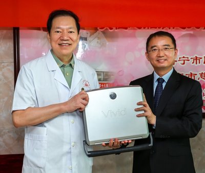 马海燕总经理与张卫达主任（图左）交接GE医疗捐赠的超声设备