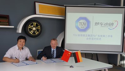 TUV SUD 大中华区汽车服务部总监Dirk Hinzpeter先生（右）与广东优来副总经理卢志祥先生（左）出席了签约仪式