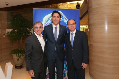从左至右：太阳马戏首席执行官Daniel Lamarre（ 丹尼尔·拉玛尔），加拿大总理贾斯汀·特鲁多和复星集团董事长郭广昌