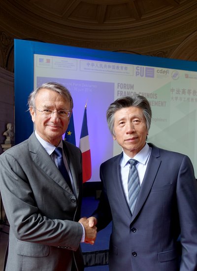 法国马赛KEDGE商学院理事会主席弗朗索斯•皮尔逊(FrançoisPierson)（左）与中央美术学院院长范迪安（右）