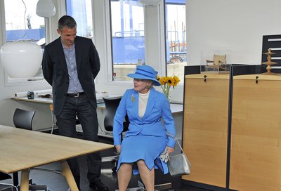 2011年丹麦女王陛下在汉斯-山格林-雅各布森办公室试坐椅子