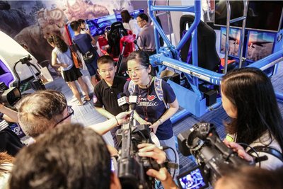 星迷在位于网龙长乐基地的VR体验中心接受采访