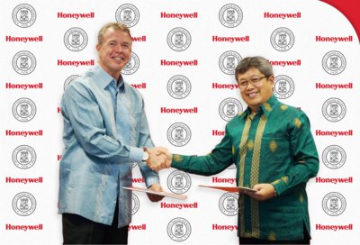 Institut Teknologi Bandung and Honeywell Indonesia sign a Memorandum of Understanding to build Control Laboratory in Jakarta. Right to left: Prof. Dr. Bambang Riyanto, Vice Rector for Research, Innovation and Partnership of ITB, and Alex Pollack, President of Honeywell Indonesia.