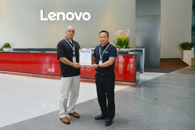 Rudi Du, Sales General Manager of the TUV Rheinland Greater China Electrical Division, presented the certificate to Robert West, Program Director PA SIT and Compliance PMP®, Certified Executive Project Manager at Lenovo