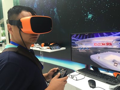 来宾体验“京东VR星球”PC版