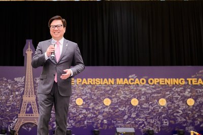 Sands China Ltd. President Dr. Wilfred Wong addresses Parisian Macao team members at a team member rally for The Parisian Macao at The Venetian Macao.