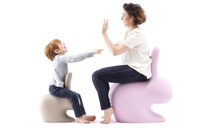 “小白兔椅”不仅是装置艺术，更是家长、孩子们最亲近的朋友。