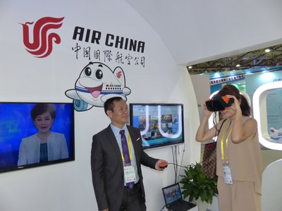 现场观众在体验国航的VR设备