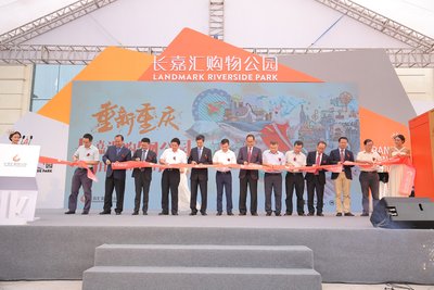 Landmark Riverside Park Opens in Chongqing
