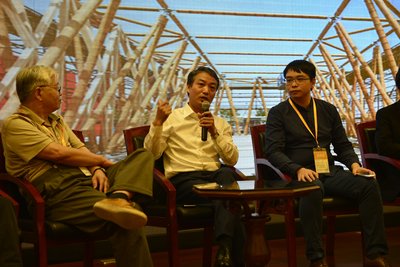 上海嘉荣建设集团董事长：阮建荣（左）和上海筑竹空间创始人：童凌峰（右）发表演讲