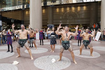 新西蘭土著毛利人與港航機艙服務員於銅鑼灣鬧市快閃表演。
