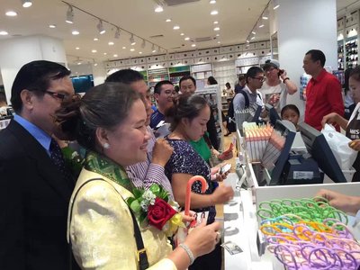 Lao’s finance minister and his wife (Left 1 & 2) presented at the opening ceremony of MINISO flagship store.