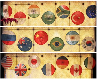 杭州开元名都大酒店制作的以杭州G20峰会参加国20国国旗为背景的江南特色油纸伞