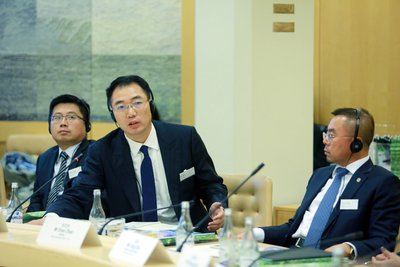 四季沐歌总裁李骏（中）在瑞典首相圆桌商务会议发言