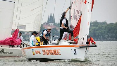 来伊份帆船队出征“上海市第二届市民运动会帆船总决赛”