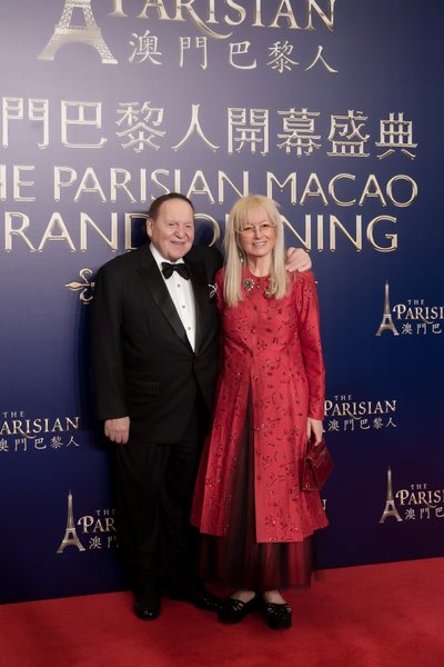 萧登.艾德森先生(左)携同玛莉安.艾德森医生出席澳门巴黎人开幕庆典并亮相红地毡。