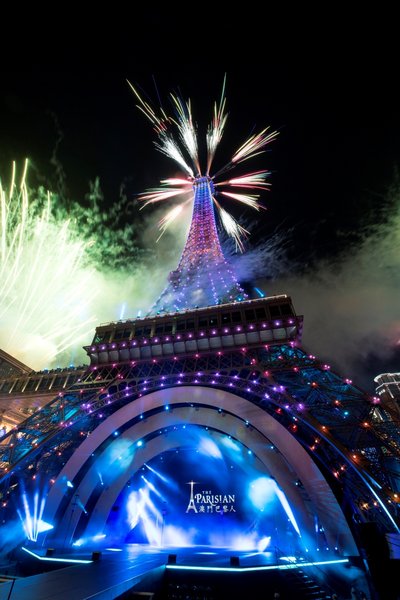 巴黎铁塔上演璀璨烟花汇演，照亮路氹金光大道上空，庆贺金沙中国旗下最新综合度假村澳门巴黎人隆重开幕。