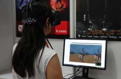 北京国际图书节上，现场观众体验VR版《清明上河图》