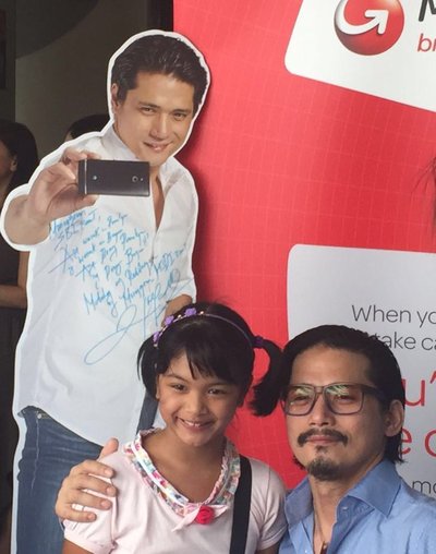 Robin Padila with his young fan in Japan at MoneyGram's "Welcome Home Kabayan Promotion"