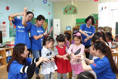 3M志愿者耐心教授爱护佳健康洗手七步法并与孩子们欢乐互动