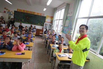宝洁大中华区口腔护理品类总裁欧阳先生在爱牙教育课上与希望小学孩子们积极互动