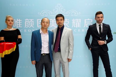 即有分期CEO曹诚（左二）与唯颜医美品牌创始人陈科（左三）